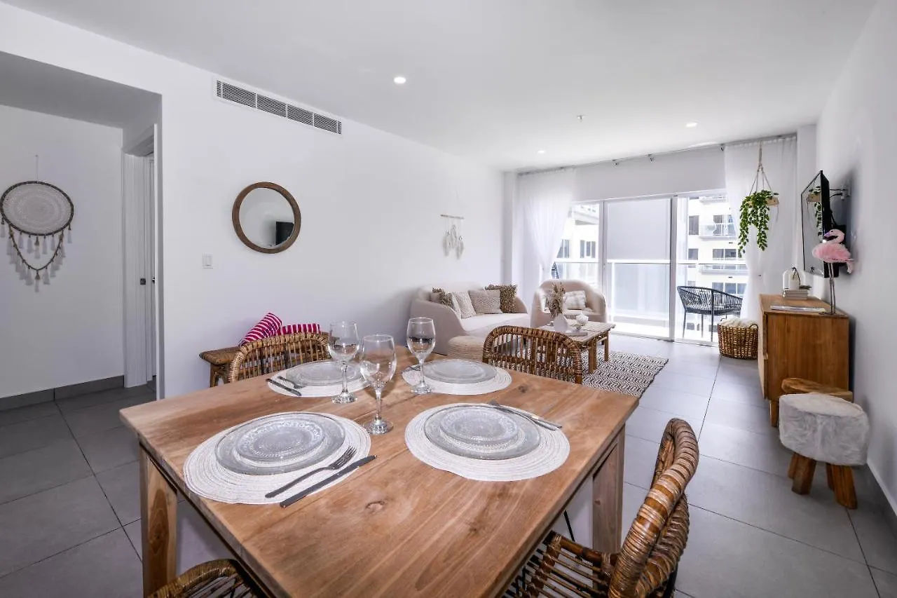Stylish Luxury Condo, Central Location, Ocean View, Pool オラニエスタッド アパート
