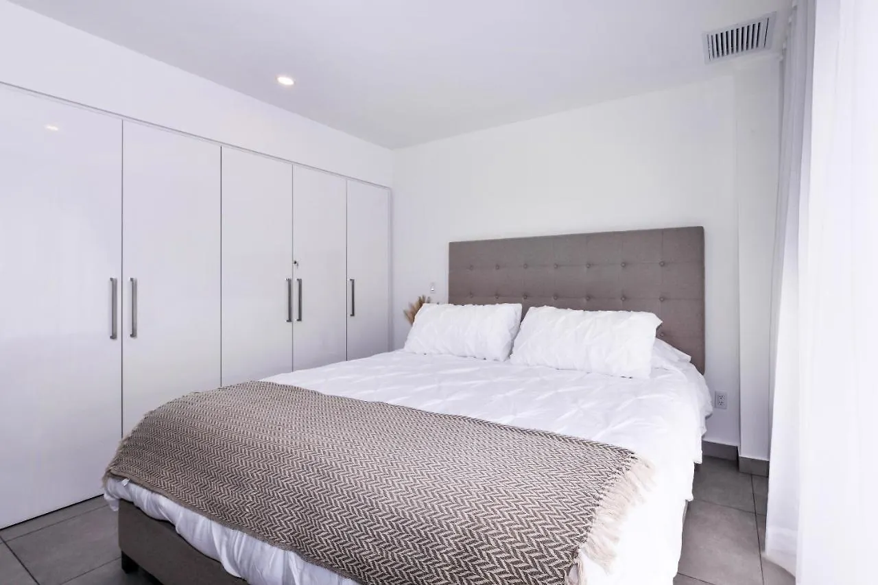 Stylish Luxury Condo, Central Location, Ocean View, Pool オラニエスタッド アパート